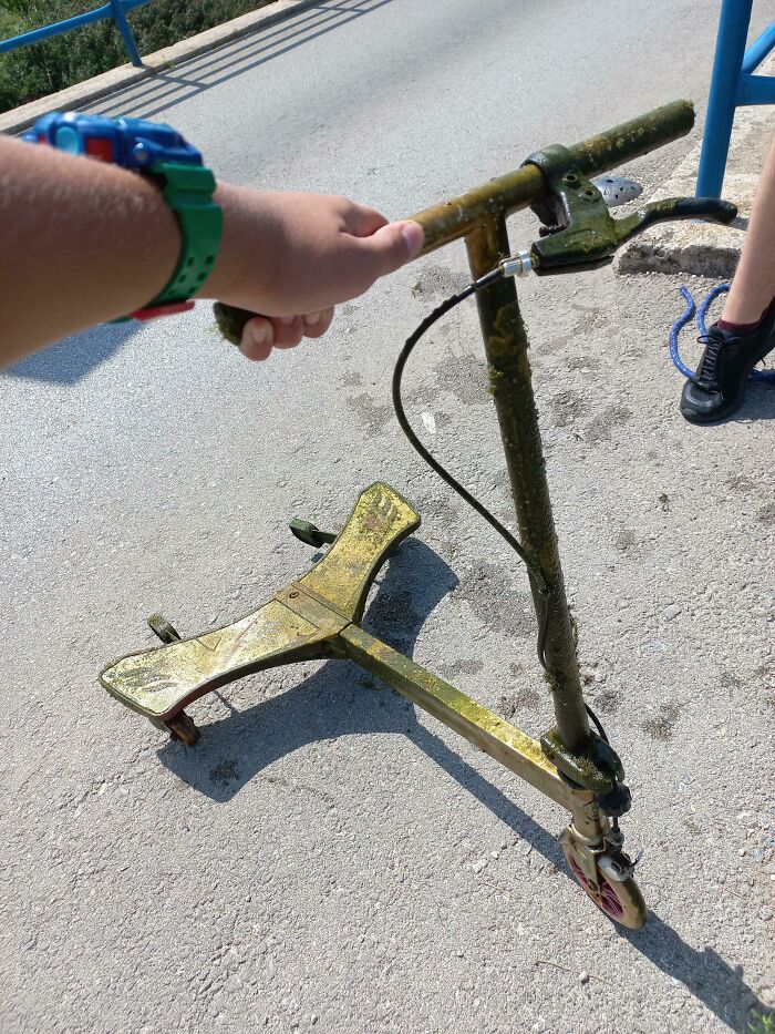 This Community Is Dedicated To Magnet Fishing, And Here Are 35 Things They Found Underwater That Shouldn’t Have Been There This Community Is Dedicated To Magnet Fishing, And Here Are 35 Things They Found Underwater That Shouldn’t Have Been There