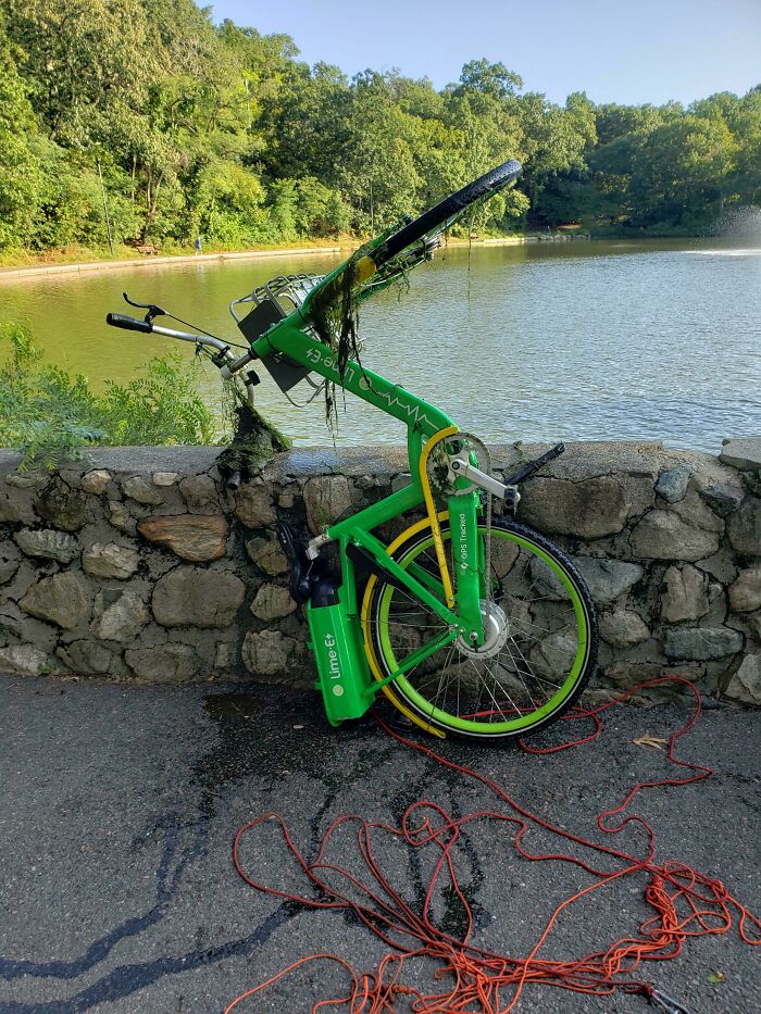 This Community Is Dedicated To Magnet Fishing, And Here Are 35 Things They Found Underwater That Shouldn’t Have Been There This Community Is Dedicated To Magnet Fishing, And Here Are 35 Things They Found Underwater That Shouldn’t Have Been There