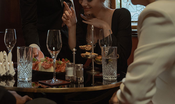 Woman’s SIL “Forgets” Her Wallet All The Time When They Go To Restaurants, So She Took It For Her Woman’s SIL “Forgets” Her Wallet All The Time When They Go To Restaurants, So She Took It For Her