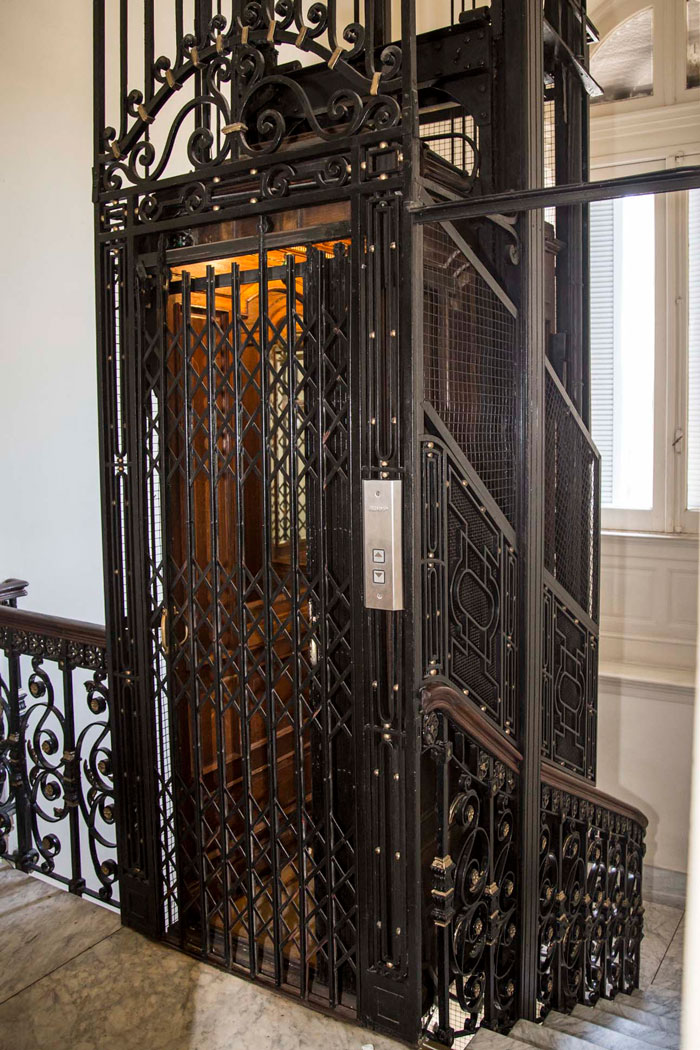 Manager “Left Hanging” In Elevator For 5 Hours With A Full Bladder After Her Employee Couldn’t Help Her Because Of Her Own Absurd Rules Manager “Left Hanging” In Elevator For 5 Hours With A Full Bladder After Her Employee Couldn’t Help Her Because Of Her Own Absurd Rules