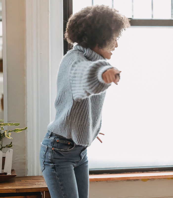 Manager “Left Hanging” In Elevator For 5 Hours With A Full Bladder After Her Employee Couldn’t Help Her Because Of Her Own Absurd Rules Manager “Left Hanging” In Elevator For 5 Hours With A Full Bladder After Her Employee Couldn’t Help Her Because Of Her Own Absurd Rules