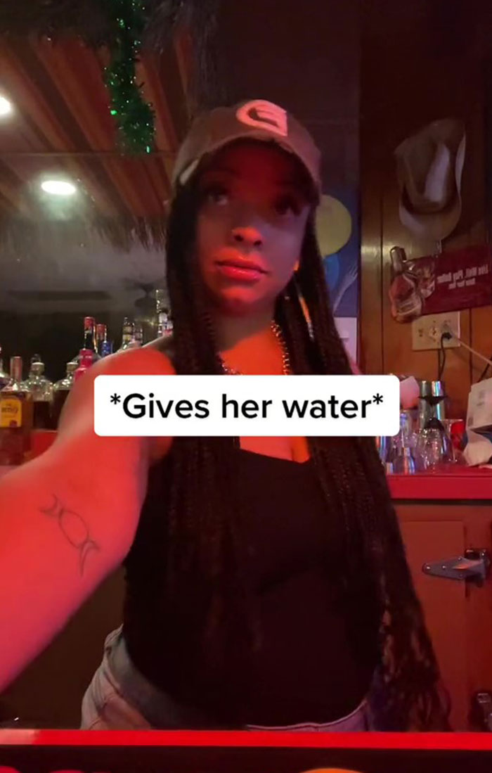 Bartender Gets Appreciated Online For Swapping Tequila With Water When She Suspects Danger Around Women Bartender Gets Appreciated Online For Swapping Tequila With Water When She Suspects Danger Around Women