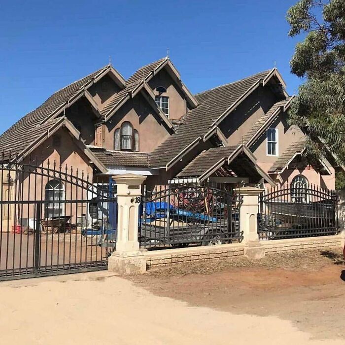 Someone Is Documenting Ugly Houses They See Around Adelaide, And These 35 Do Not Disappoint Someone Is Documenting Ugly Houses They See Around Adelaide, And These 35 Do Not Disappoint