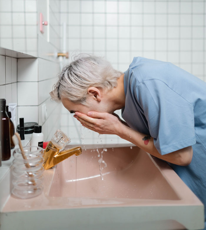 Woman Online Wonders If She’s A Jerk For Locking Her Expensive Toiletries Away From Her Boyfriend Woman Online Wonders If She’s A Jerk For Locking Her Expensive Toiletries Away From Her Boyfriend