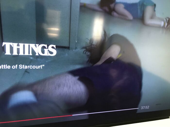 This Online Group Shares Mistakes That Moviemakers Left On The Big Screen, And Here Are 50 Of Them