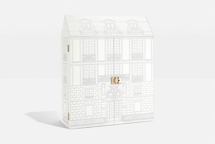 “Day 24 Should Have Been A Full Refund!”: The Internet Slams Dior After Woman Shows What’s Inside Their $3,500 Advent Calendar “Day 24 Should Have Been A Full Refund!”: The Internet Slams Dior After Woman Shows What’s Inside Their $3,500 Advent Calendar