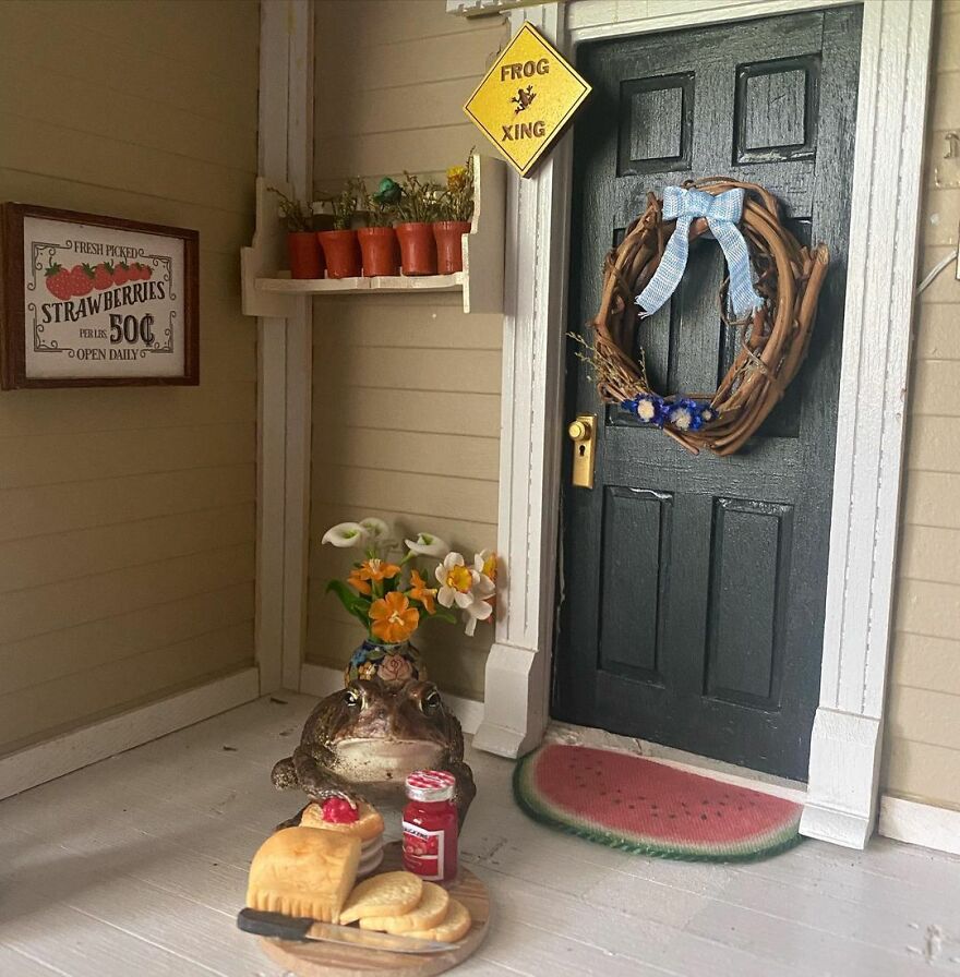 69 Pictures Of Toby The Toad Living An Old Man’s Life In This Decorated Dollhouse 69 Pictures Of Toby The Toad Living An Old Man’s Life In This Decorated Dollhouse