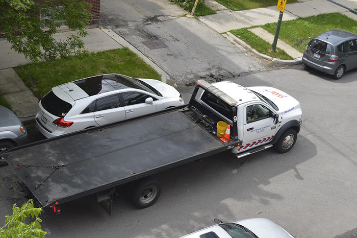 Person Has A Minivan That Was Blocking Their Driveway Towed, Decides To Play Dumb When They See How Rude The Owner Is When He Shows Up Person Has A Minivan That Was Blocking Their Driveway Towed, Decides To Play Dumb When They See How Rude The Owner Is When He Shows Up