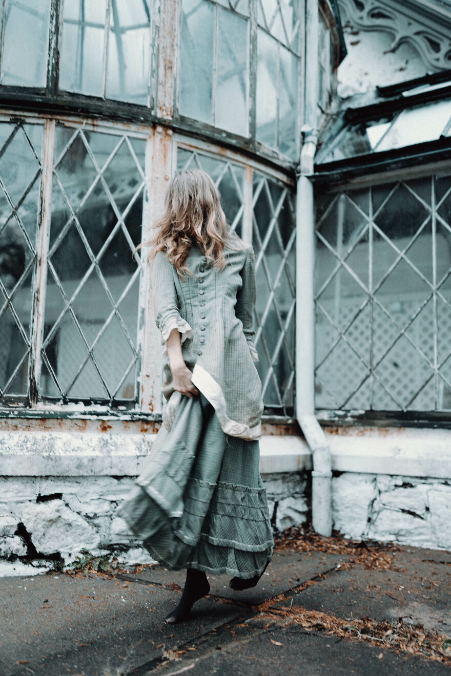 I Photograph Models Wearing 200 Year Old Dresses To Create Hauntingly Beautiful Images I Photograph Models Wearing 200 Year Old Dresses To Create Hauntingly Beautiful Images