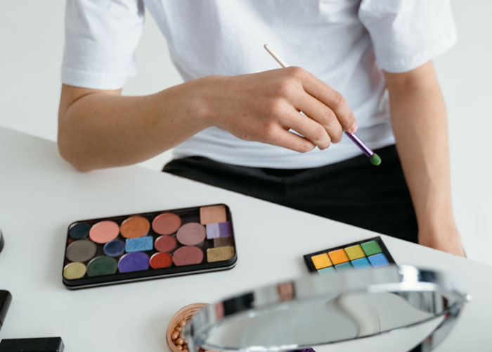 Mom Has The Perfect Response For MIL After She Calls Her Stepson’s Eyeshadow Ridiculous, Drama Ensues Mom Has The Perfect Response For MIL After She Calls Her Stepson’s Eyeshadow Ridiculous, Drama Ensues