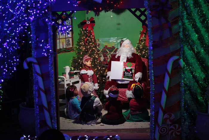 Husband Thinks It’s Unfair Their Christmas Decorations Only Represent Black People, But Wife Refuses To Replace Them Husband Thinks It’s Unfair Their Christmas Decorations Only Represent Black People, But Wife Refuses To Replace Them