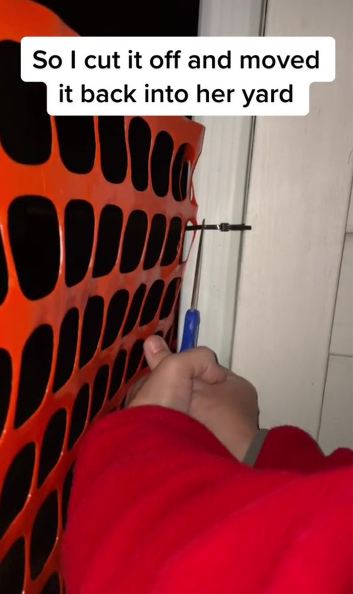 “Looks Like We Got Karen As A Neighbor”: Man Gets Into A War With Neighbor Who Zip-Tied Her Snow Fence To His Gutters “Looks Like We Got Karen As A Neighbor”: Man Gets Into A War With Neighbor Who Zip-Tied Her Snow Fence To His Gutters