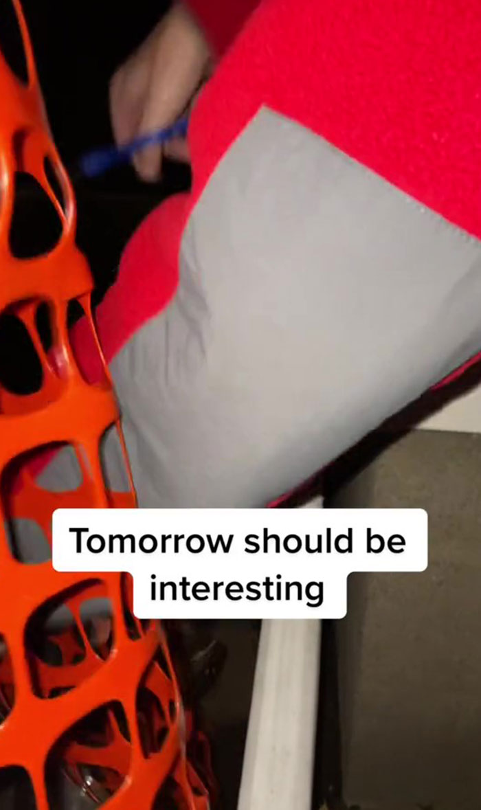 “Looks Like We Got Karen As A Neighbor”: Man Gets Into A War With Neighbor Who Zip-Tied Her Snow Fence To His Gutters “Looks Like We Got Karen As A Neighbor”: Man Gets Into A War With Neighbor Who Zip-Tied Her Snow Fence To His Gutters