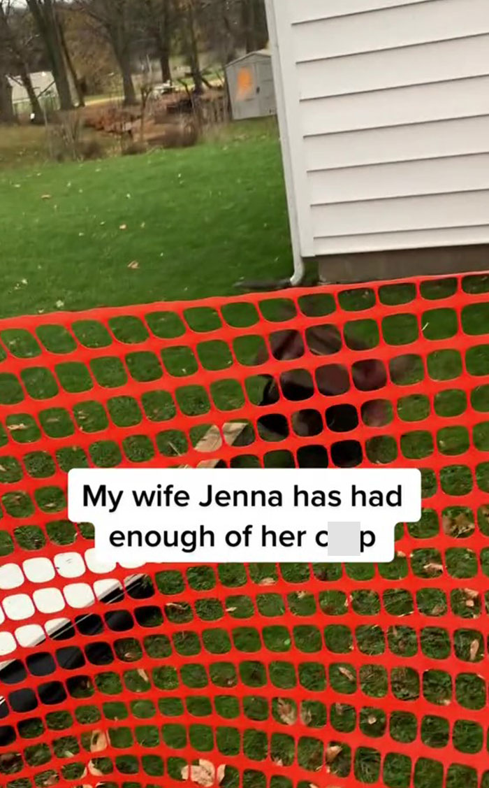 “Looks Like We Got Karen As A Neighbor”: Man Gets Into A War With Neighbor Who Zip-Tied Her Snow Fence To His Gutters “Looks Like We Got Karen As A Neighbor”: Man Gets Into A War With Neighbor Who Zip-Tied Her Snow Fence To His Gutters