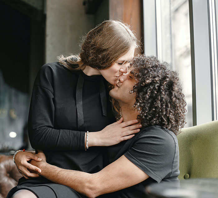 Woman Sits On Husband’s Lap During Thanksgiving, Making It Very Awkward For His Mom And His Ex That She Invited To The Dinner Woman Sits On Husband’s Lap During Thanksgiving, Making It Very Awkward For His Mom And His Ex That She Invited To The Dinner