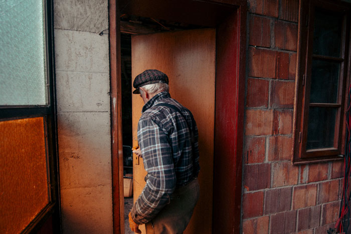 Neighbor ‘Karen’ Keeps Nagging This Person About Them ‘Slamming’ Their Door, Gets Struck With Petty Revenge Neighbor ‘Karen’ Keeps Nagging This Person About Them ‘Slamming’ Their Door, Gets Struck With Petty Revenge