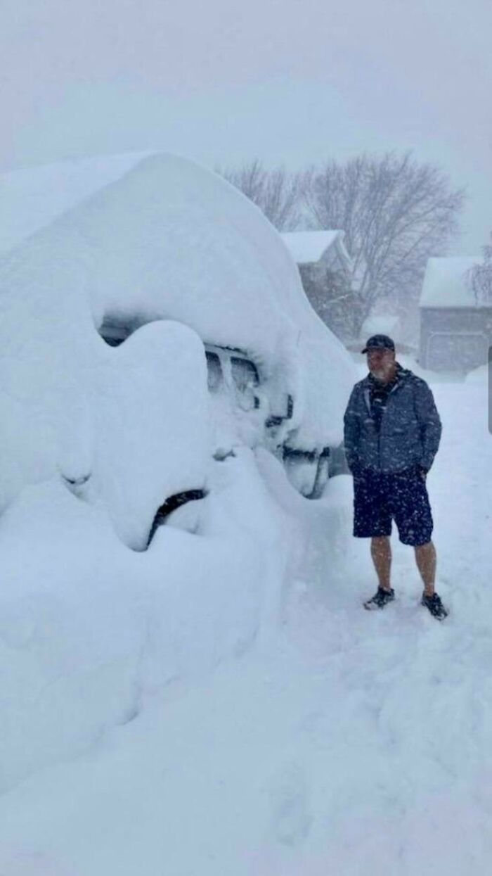 People Are Posting Wild Photos As Buffalo, New York, Digs Up From 6 Feet Of Snow People Are Posting Wild Photos As Buffalo, New York, Digs Up From 6 Feet Of Snow