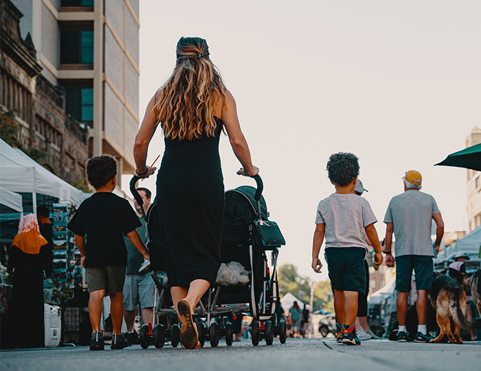 Mom Attempts To Lecture Her Kid By Using A Person With Dwarfism As A Threat, It Backfires When The Person Speaks Up