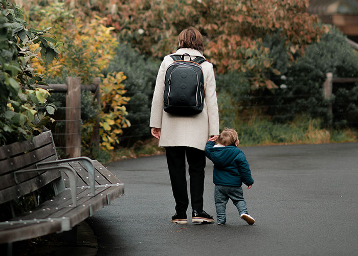 Mom Attempts To Lecture Her Kid By Using A Person With Dwarfism As A Threat, It Backfires When The Person Speaks Up