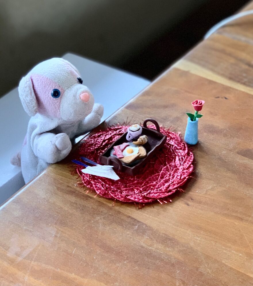 My Daughter Went To College And Left Her Childhood Toy At Home, So I Took These 40 Photos To Cheer Up And Fight The ‘Empty Nest Syndrome’ My Daughter Went To College And Left Her Childhood Toy At Home, So I Took These 40 Photos To Cheer Up And Fight The ‘Empty Nest Syndrome’