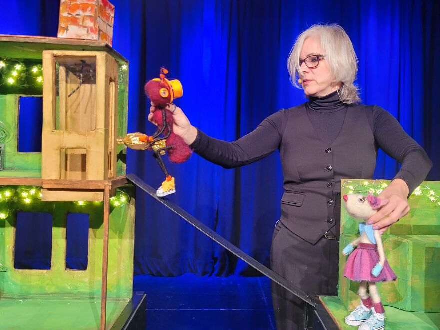 Mice, A Cat, A Pigeon And A Wool Ant Come To Life On Stage (13 Pics) Mice, A Cat, A Pigeon And A Wool Ant Come To Life On Stage (13 Pics)