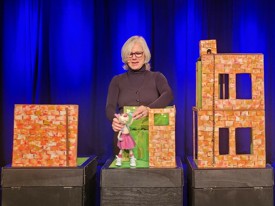 Mice, A Cat, A Pigeon And A Wool Ant Come To Life On Stage (13 Pics) Mice, A Cat, A Pigeon And A Wool Ant Come To Life On Stage (13 Pics)