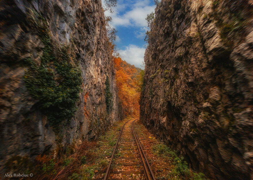 I Photographed Breathtaking Autumn Scenery From One Of The Most Spectacular Railways In South-Eastern Europe (8 Pics)