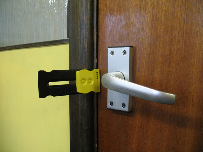 Man Gives His Mom The Keys To His House When Wife Asked Not To, So She Changes The Locks, Making The Family Furious Man Gives His Mom The Keys To His House When Wife Asked Not To, So She Changes The Locks, Making The Family Furious