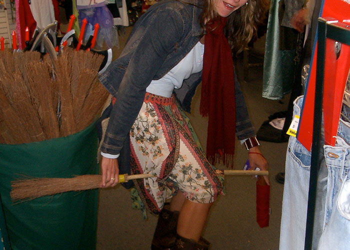 Man Captures Owl Flying Away With Child’s Hobby Horse Like A Witch Riding A Broom, Leaves The Internet In Stitches Man Captures Owl Flying Away With Child’s Hobby Horse Like A Witch Riding A Broom, Leaves The Internet In Stitches