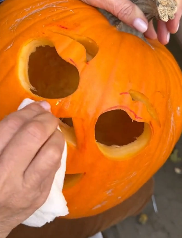 “Do’s And Don’ts Of Pumpkin Carving” From This Grandma With Over 2.6M Followers “Do’s And Don’ts Of Pumpkin Carving” From This Grandma With Over 2.6M Followers