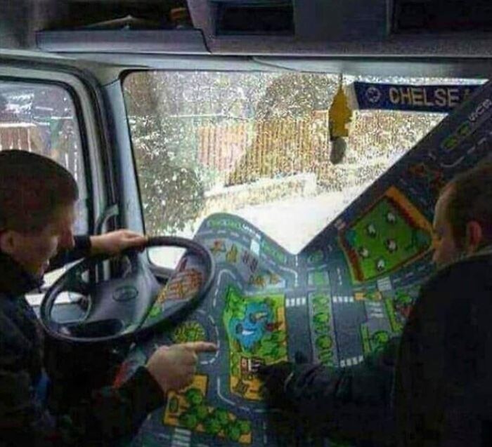 50 Pics Without Context That Get Weirder And Weirder The Longer You Look At Them, As Shared On This Online Group (New Pics)