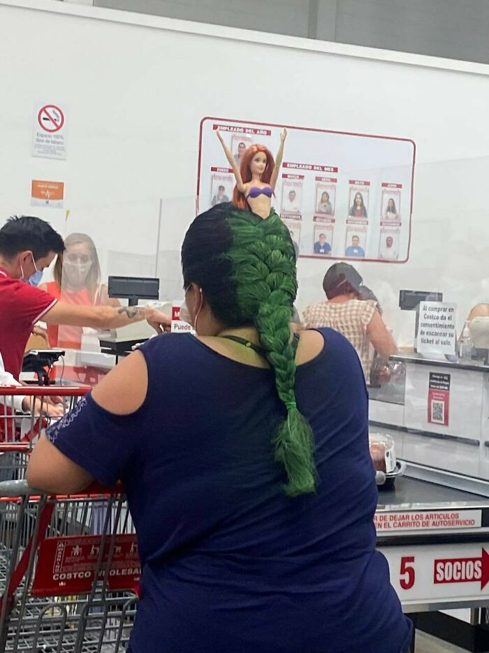 50 Pics Without Context That Get Weirder And Weirder The Longer You Look At Them, As Shared On This Online Group (New Pics)