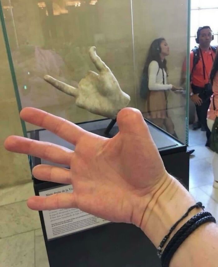 50 Pics Without Context That Get Weirder And Weirder The Longer You Look At Them, As Shared On This Online Group (New Pics)