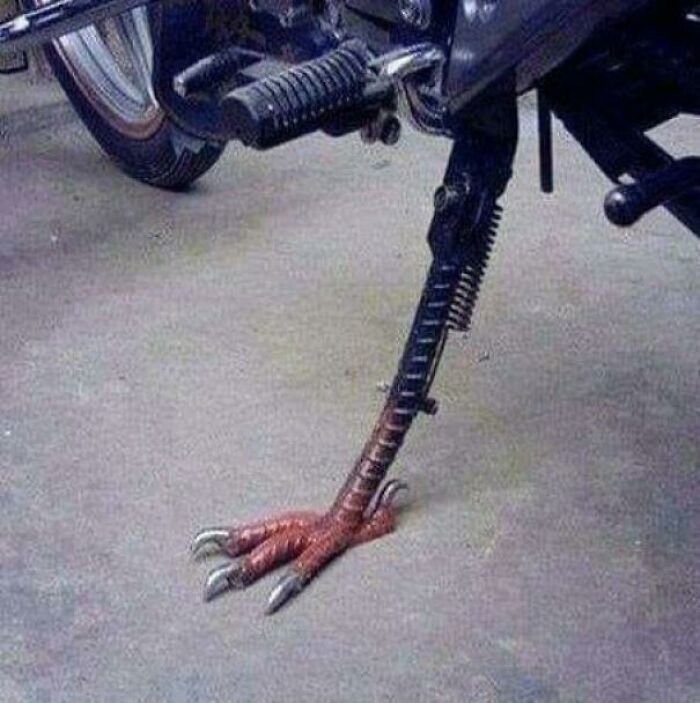 50 Pics Without Context That Get Weirder And Weirder The Longer You Look At Them, As Shared On This Online Group (New Pics)