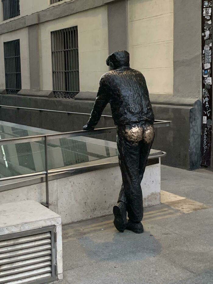 50 Pics Without Context That Get Weirder And Weirder The Longer You Look At Them, As Shared On This Online Group (New Pics)