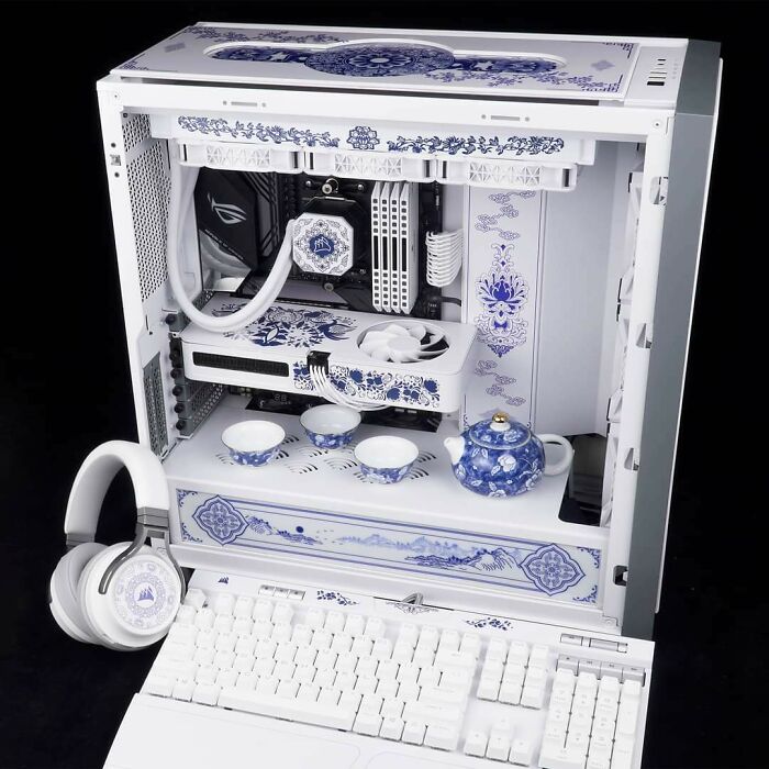 50 Pics Without Context That Get Weirder And Weirder The Longer You Look At Them, As Shared On This Online Group (New Pics)