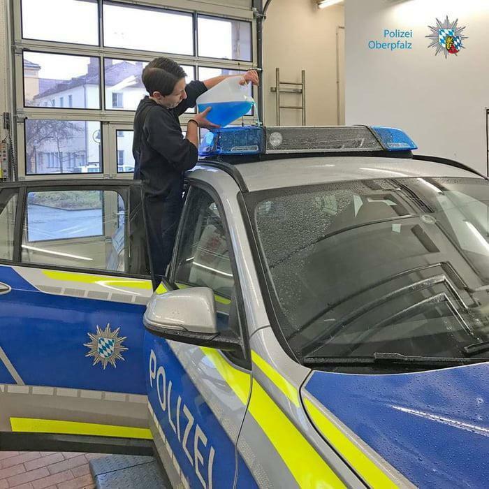 50 Pics Without Context That Get Weirder And Weirder The Longer You Look At Them, As Shared On This Online Group (New Pics)