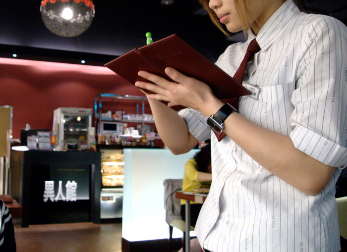 Woman Slams Waitress For Wearing “Too Much” Makeup To Look “Easy”, Gets Ghosted By Her Date Woman Slams Waitress For Wearing “Too Much” Makeup To Look “Easy”, Gets Ghosted By Her Date