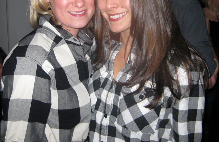 Woman Slams Waitress For Wearing “Too Much” Makeup To Look “Easy”, Gets Ghosted By Her Date Woman Slams Waitress For Wearing “Too Much” Makeup To Look “Easy”, Gets Ghosted By Her Date