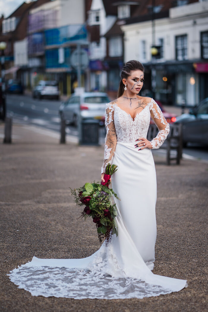 I Took Photos Of A Vampire Bride For Halloween At The Pilgrim’s Rest In Battle (21 Pics) I Took Photos Of A Vampire Bride For Halloween At The Pilgrim’s Rest In Battle (21 Pics)