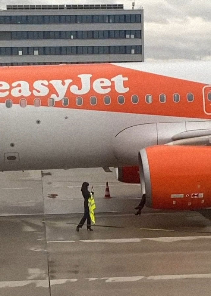 40 Times People Spotted Influencers Doing Questionable Things To Get “The Shot” And Shamed Them On ‘Influencers In The Wild’ (New Pics) 40 Times People Spotted Influencers Doing Questionable Things To Get “The Shot” And Shamed Them On ‘Influencers In The Wild’ (New Pics)