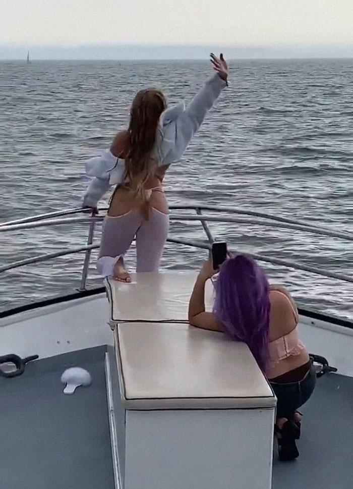 40 Times People Spotted Influencers Doing Questionable Things To Get “The Shot” And Shamed Them On ‘Influencers In The Wild’ (New Pics) 40 Times People Spotted Influencers Doing Questionable Things To Get “The Shot” And Shamed Them On ‘Influencers In The Wild’ (New Pics)
