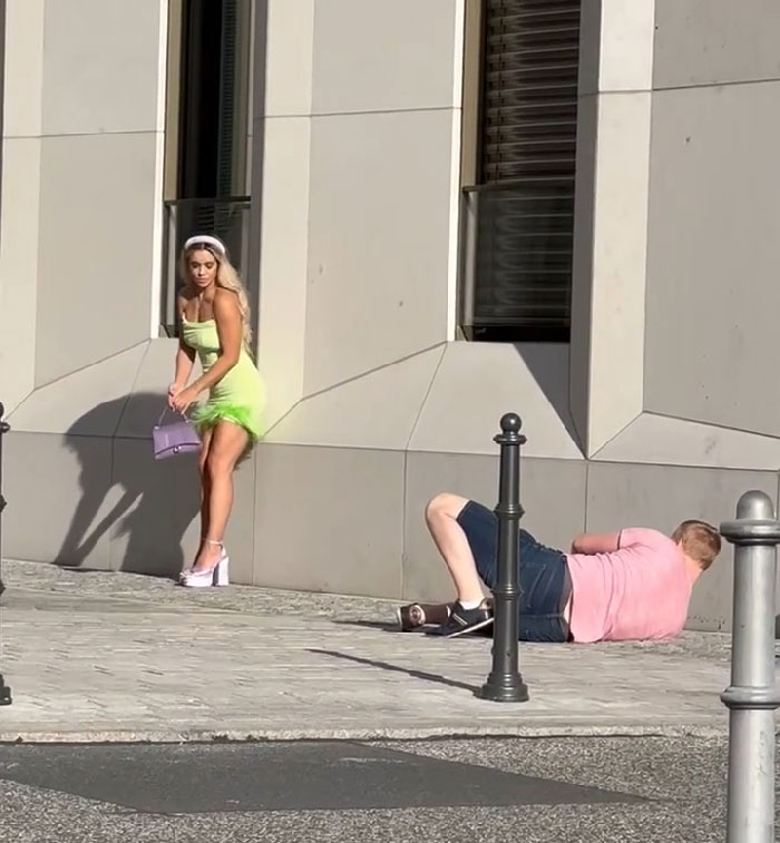 40 Times People Spotted Influencers Doing Questionable Things To Get “The Shot” And Shamed Them On ‘Influencers In The Wild’ (New Pics) 40 Times People Spotted Influencers Doing Questionable Things To Get “The Shot” And Shamed Them On ‘Influencers In The Wild’ (New Pics)