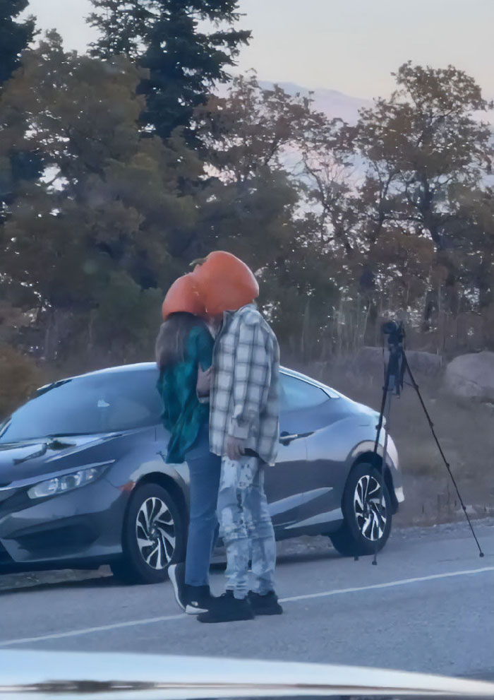 40 Times People Spotted Influencers Doing Questionable Things To Get “The Shot” And Shamed Them On ‘Influencers In The Wild’ (New Pics) 40 Times People Spotted Influencers Doing Questionable Things To Get “The Shot” And Shamed Them On ‘Influencers In The Wild’ (New Pics)