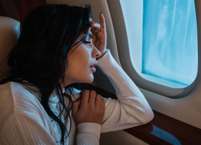 Mother Doesn’t Care That Her Kid Is Bothering Other Plane Passengers, Regrets It Later Mother Doesn’t Care That Her Kid Is Bothering Other Plane Passengers, Regrets It Later