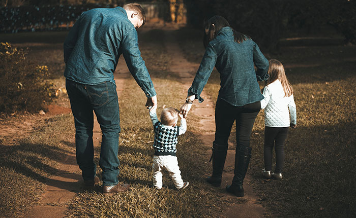 “One Becomes A Narcissist And One Doesn’t”: Doctor Explains Why No One Ever Has “The Same Parents” “One Becomes A Narcissist And One Doesn’t”: Doctor Explains Why No One Ever Has “The Same Parents”