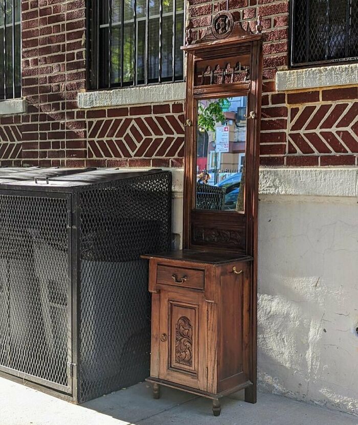 People Share What They Found Thrown Away, And The Phrase ‘One Man’s Trash Is Another Man’s Treasure’ Has Never Been So Real (40 New Pics) People Share What They Found Thrown Away, And The Phrase ‘One Man’s Trash Is Another Man’s Treasure’ Has Never Been So Real (40 New Pics)