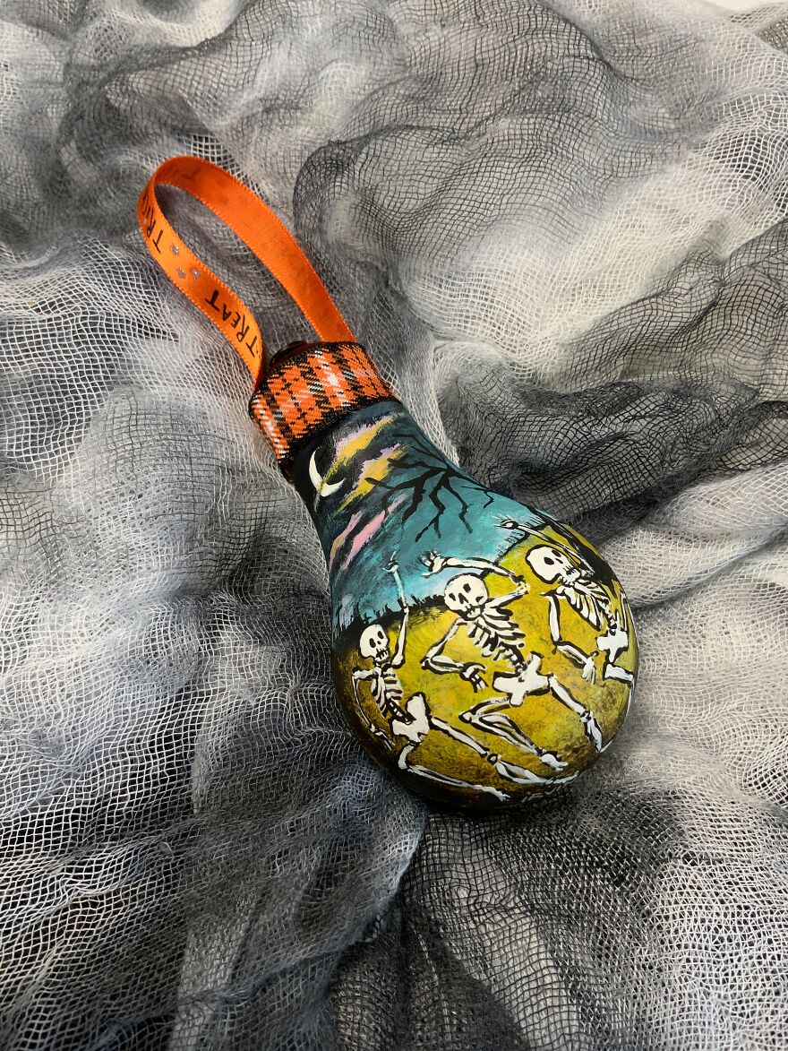 I Paint Hallowe&#8217;en Ornaments Using Burnt Out Light Bulbs (9 Pics)