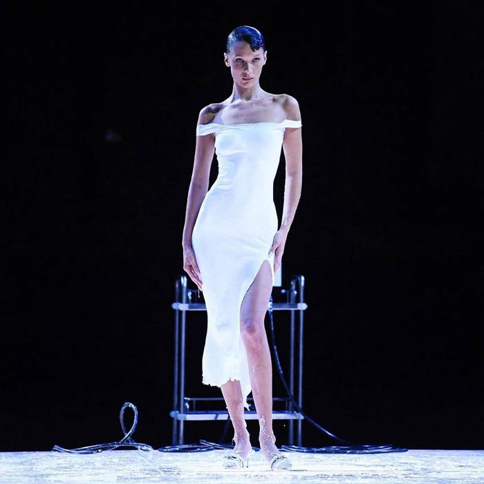 A Closer Look At Bella Hadid’s Spray-Painted Coperni Dress Reveals The Science Behind It A Closer Look At Bella Hadid’s Spray-Painted Coperni Dress Reveals The Science Behind It
