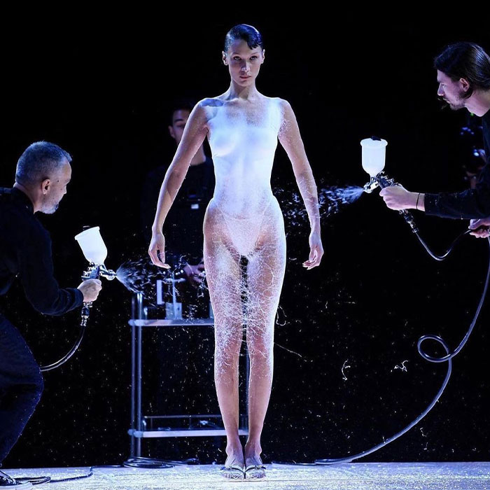 A Closer Look At Bella Hadid’s Spray-Painted Coperni Dress Reveals The Science Behind It A Closer Look At Bella Hadid’s Spray-Painted Coperni Dress Reveals The Science Behind It